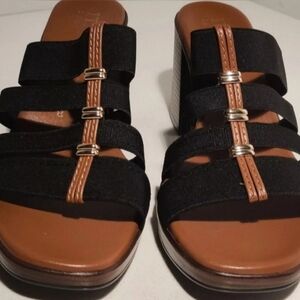Italian Shoemaker Womens 7. 1/2 Black Leather Sandals...New